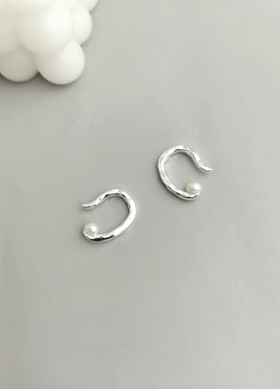 Pearl Ear Clip Single B011