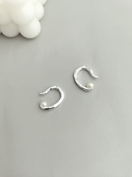 Pearl Ear Clip Single B011