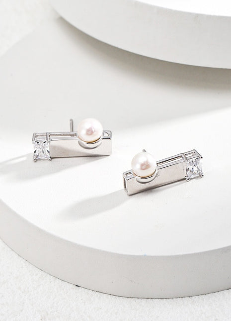 Sterling silver pearl earrings E01143