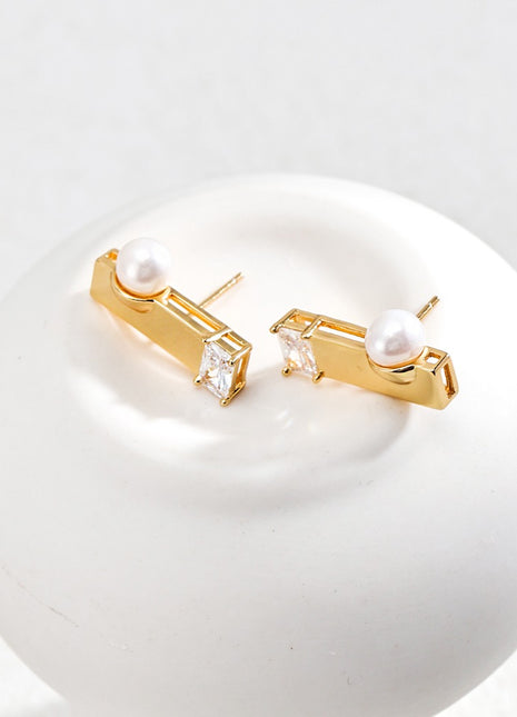 Sterling silver pearl earrings E01143