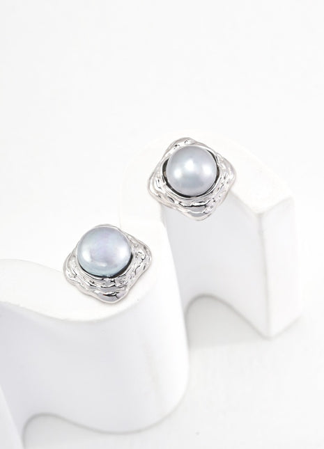 Sterling silver pearl stud earrings E01166